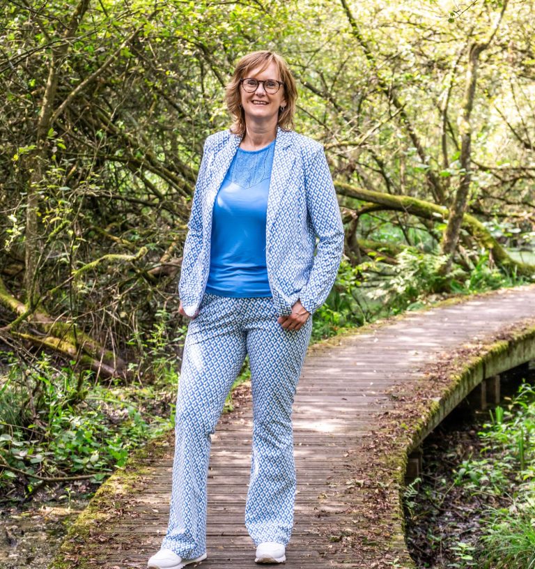 Celest van der Geld lachend in de camera kijkend