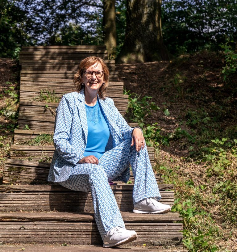 Lachyoga en coaching in Den Bosch? Celest van der Geld helpt Celest van der Geld lachend in de camera kijkend