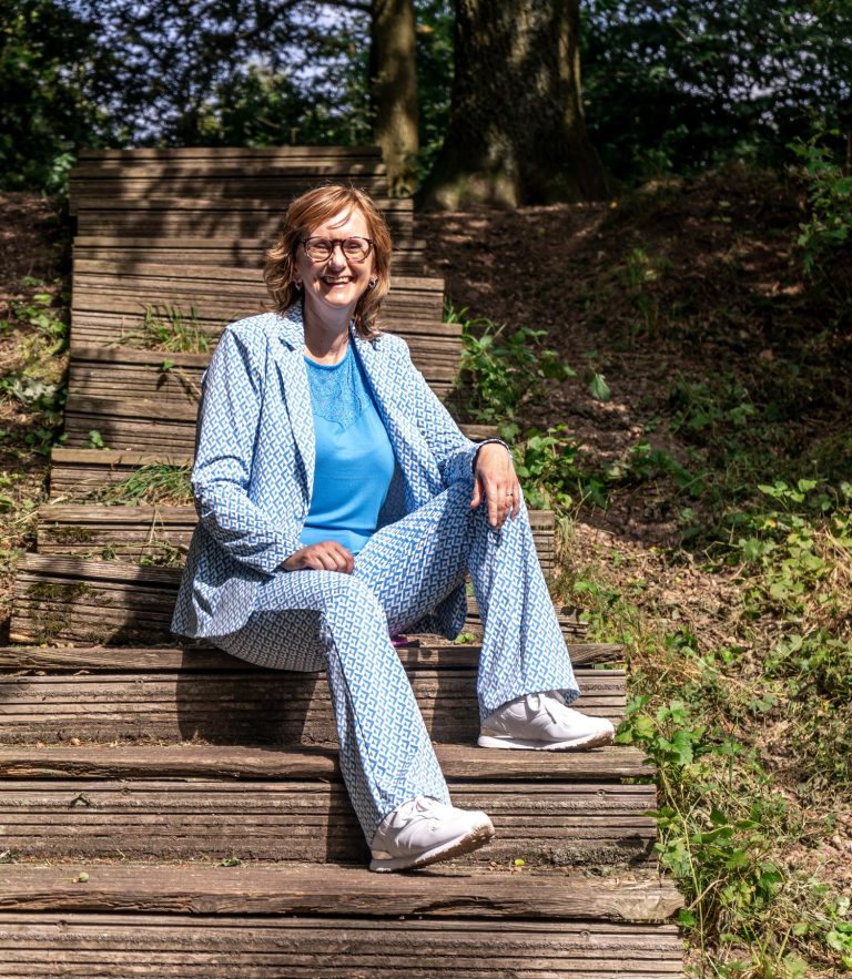 Celest van der Geld lachend in de camera kijkend