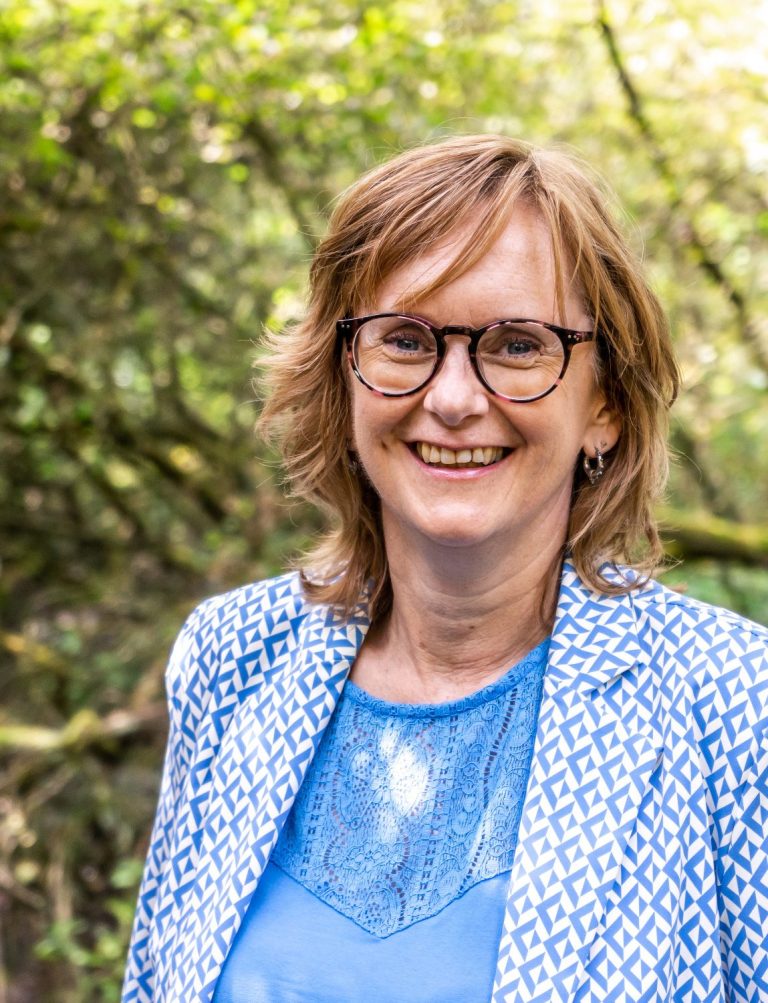 Lachyoga en coaching in Den Bosch? Celest van der Geld helpt Celest van der Geld lachend in de camera kijkend