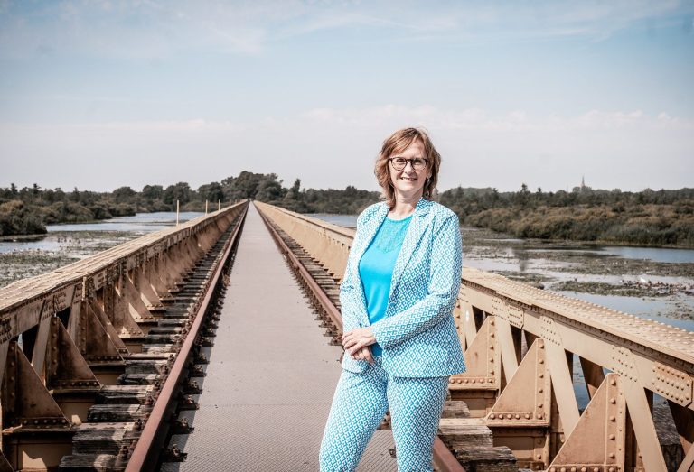 Celest van der Geld lachend in de camera kijkend