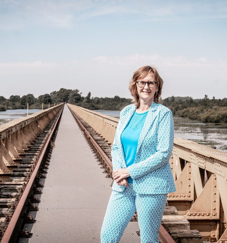 Celest van der Geld lachend in de camera kijkend