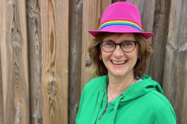 Foto van celest met vrolijke roze hoed op