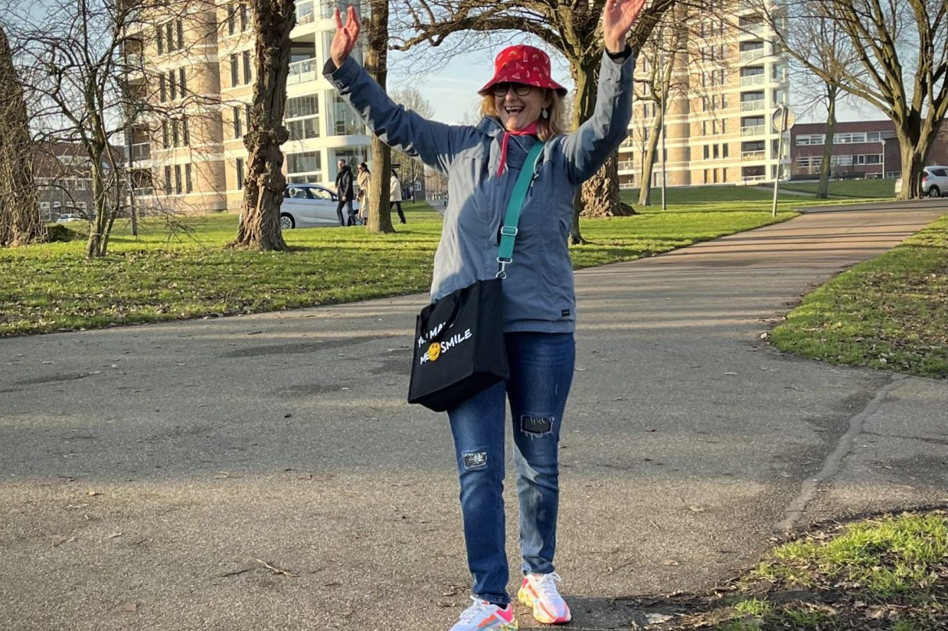 Celest zwaaiend en wandelend naar je toelopend